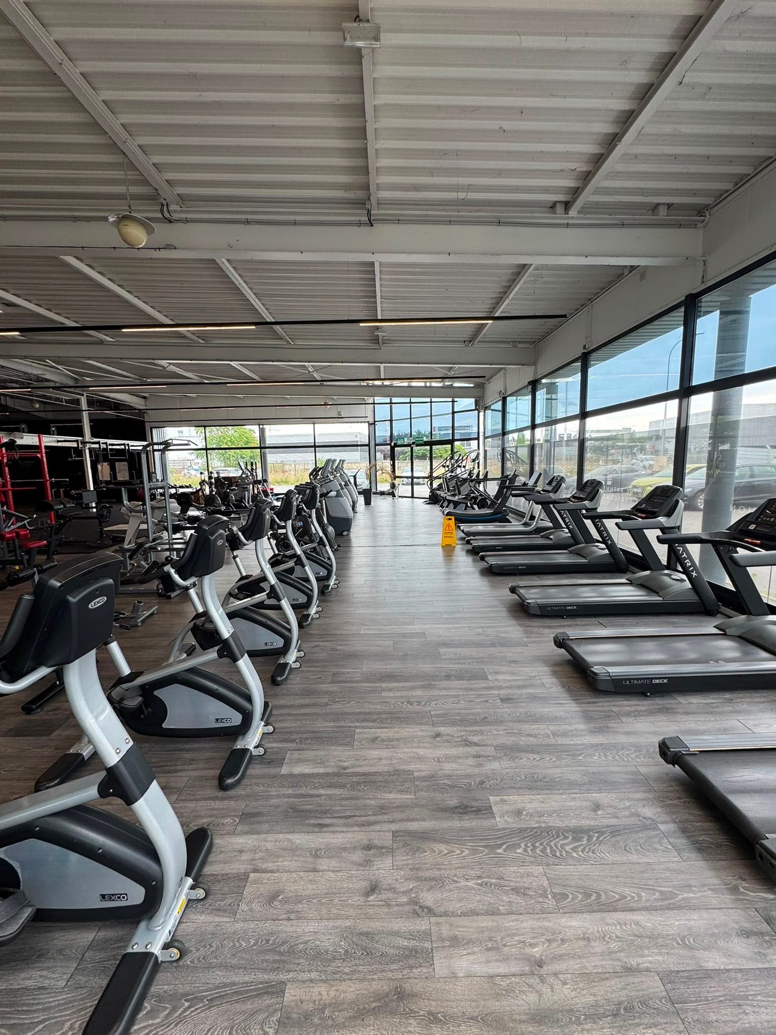 Zone cardio avec tapis et vélos